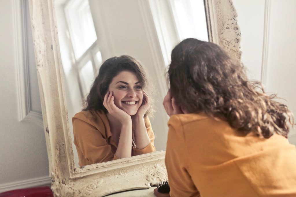 women look at herself using a miroir personality