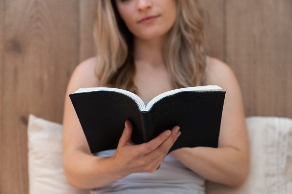 women reading books